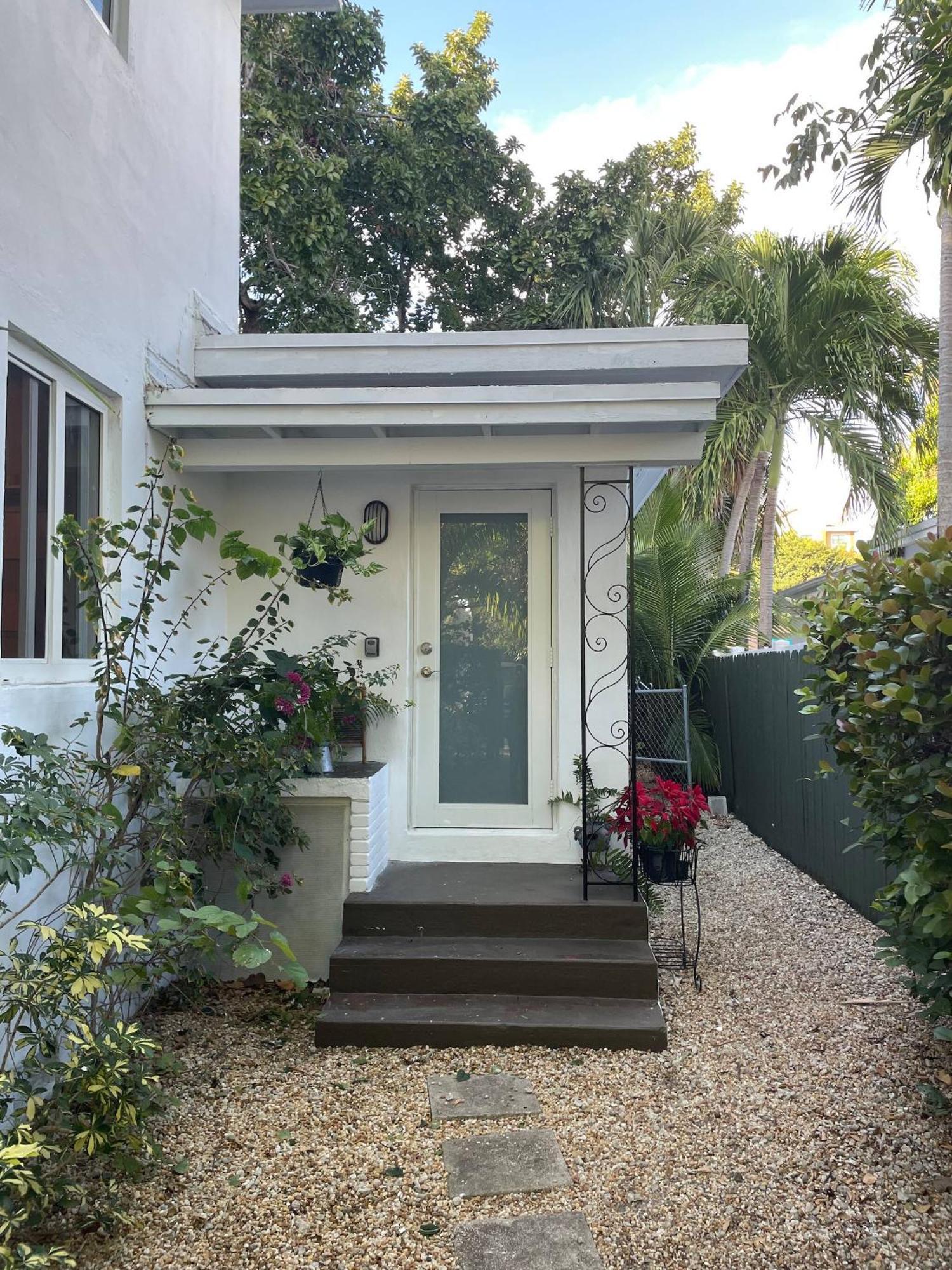 Apartment Tropical Paradise In Miracle Mile W/ Parking