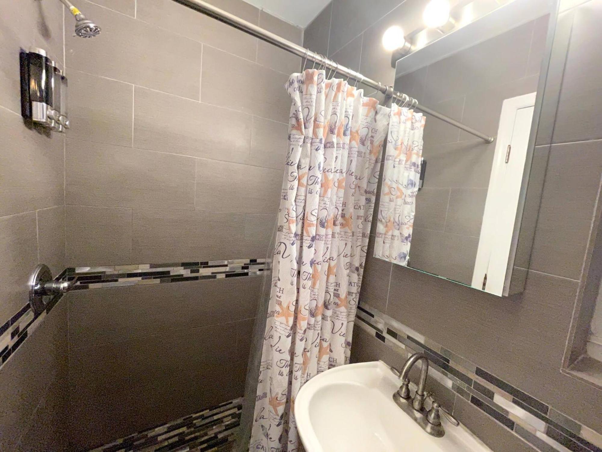 Tropical Paradise In Miracle Mile W/ Parking Apartment
